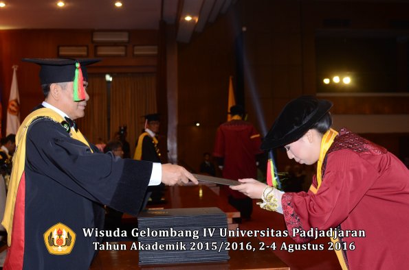 Wisuda Unpad Gel IV TA 2015_2016 Fakultas M.I. P.A Oleh Dekan -013
