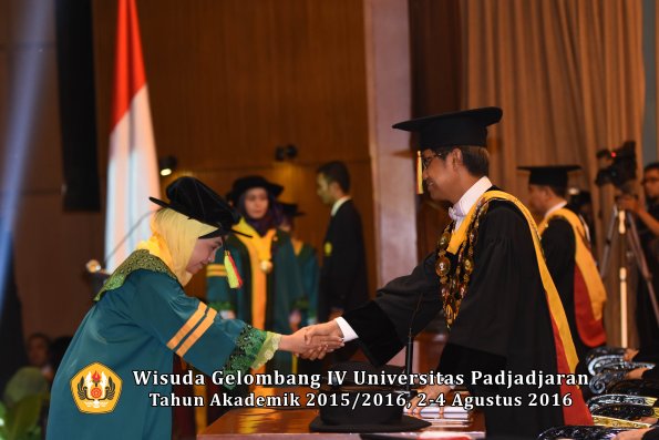 Wisuda Unpad Gel IV TA 2015_2016 Fakultas M.I. P.A Oleh Rektor -002
