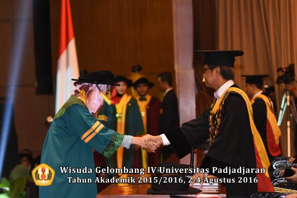 Wisuda Unpad Gel IV TA 2015_2016 Fakultas M.I. P.A Oleh Rektor -004