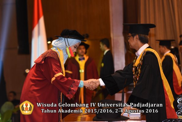 Wisuda Unpad Gel IV TA 2015_2016 Fakultas M.I. P.A Oleh Rektor -008