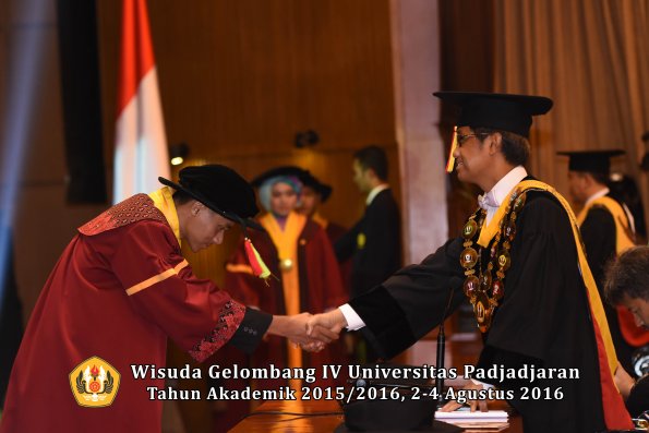Wisuda Unpad Gel IV TA 2015_2016 Fakultas M.I. P.A Oleh Rektor -022