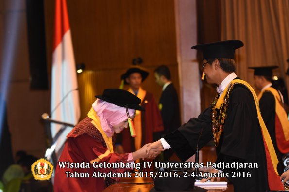 Wisuda Unpad Gel IV TA 2015_2016 Fakultas M.I. P.A Oleh Rektor -030