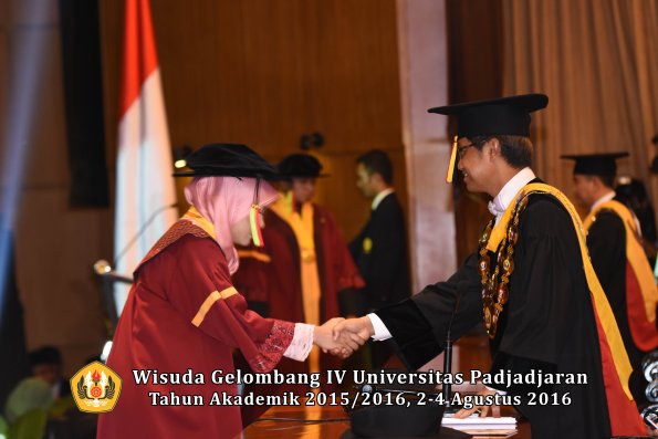 Wisuda Unpad Gel IV TA 2015_2016 Fakultas M.I. P.A Oleh Rektor -032