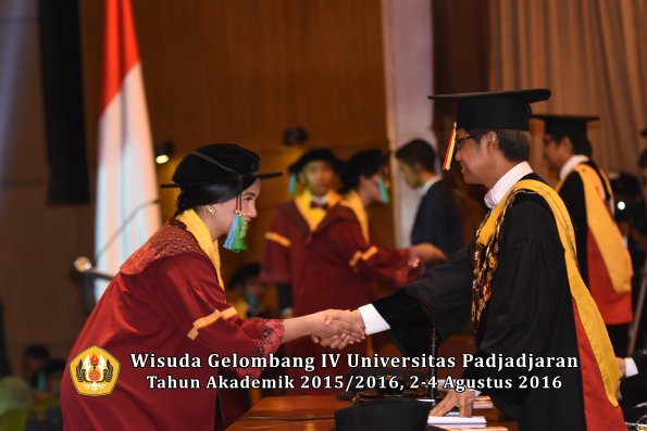 Wisuda Unpad Gel IV TA 2015_2016 Fakultas Perikanan Dan Ilmu Kelautan Oleh Rektor -021
