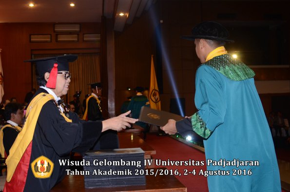 Wisuda Unpad Gel IV TA 2015_2016 Fakultas Hukum  Oleh Dekan-014
