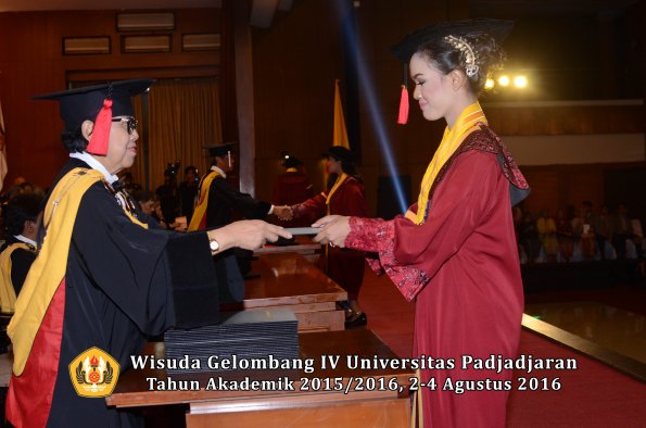 Wisuda Unpad Gel IV TA 2015_2016 Fakultas Hukum  Oleh Dekan-133