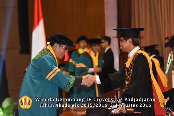 Wisuda Unpad Gel IV TA 2015_2016 Fakultas Hukum  Oleh Rektor-012