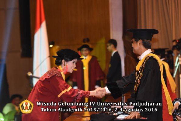 Wisuda Unpad Gel IV TA 2015_2016 Fakultas Hukum  Oleh Rektor-058