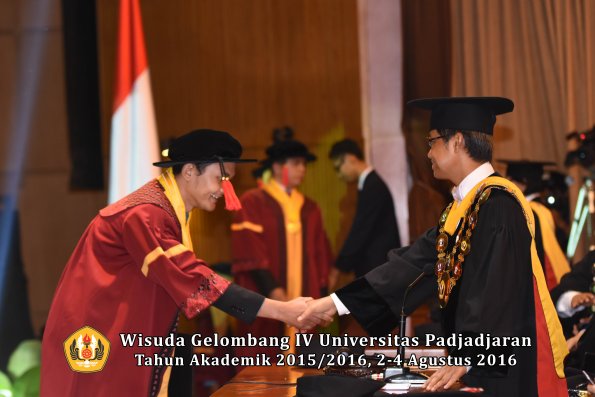 Wisuda Unpad Gel IV TA 2015_2016 Fakultas Hukum  Oleh Rektor-066