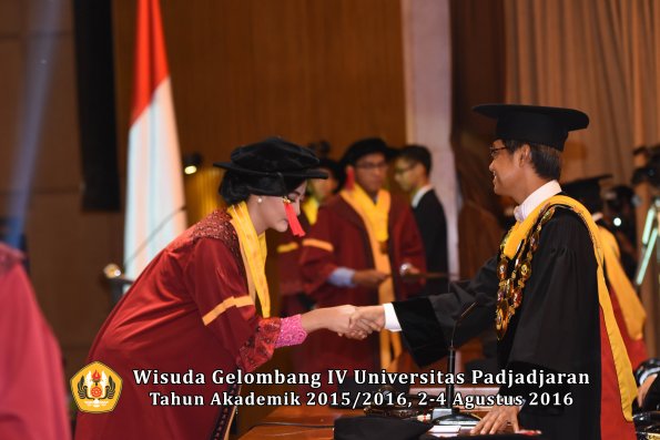 Wisuda Unpad Gel IV TA 2015_2016 Fakultas Hukum  Oleh Rektor-083
