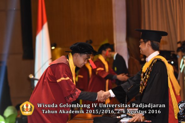 Wisuda Unpad Gel IV TA 2015_2016 Fakultas Hukum  Oleh Rektor-088
