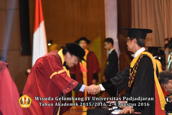 Wisuda Unpad Gel IV TA 2015_2016 Fakultas Hukum  Oleh Rektor-101