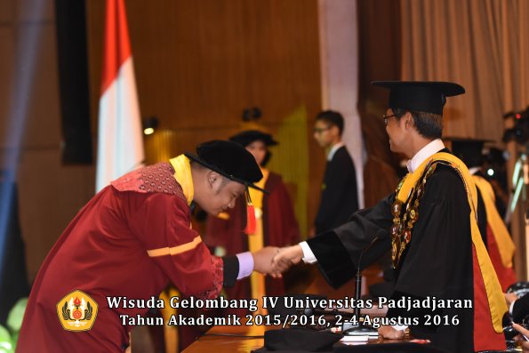 Wisuda Unpad Gel IV TA 2015_2016 Fakultas Hukum  Oleh Rektor-139