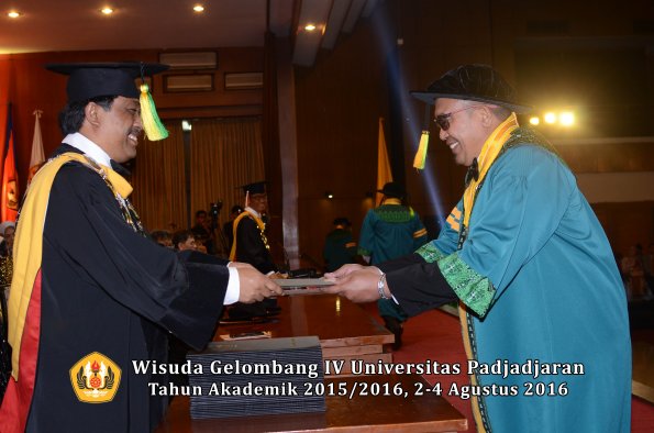 Wisuda Unpad Gel IV TA 2015_2016 Fakultas I K O M  Oleh  Dekan-016