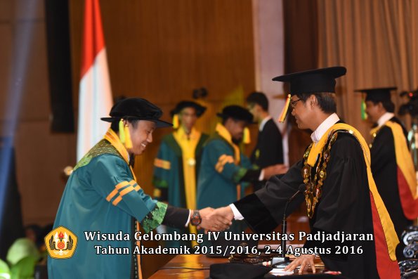 Wisuda Unpad Gel IV TA 2015_2016 Fakultas I K O M  Oleh  Rektor -012