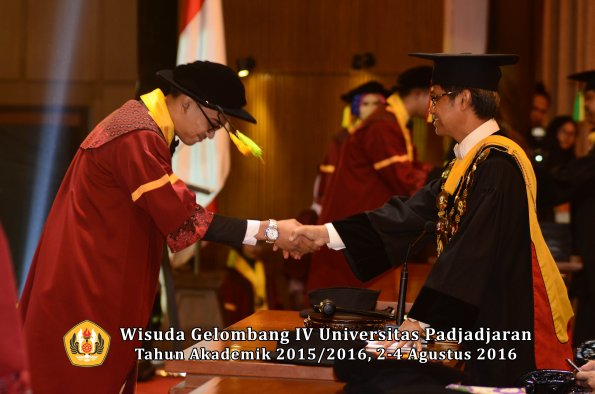 Wisuda Unpad Gel IV TA 2015_2016 Fakultas I K O M  Oleh  Rektor -063
