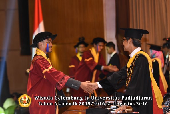 Wisuda Unpad Gel IV TA 2015_2016 Fakultas Teknik Geologi  Oleh  Rektor -011