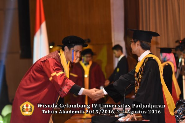 Wisuda Unpad Gel IV TA 2015_2016 Fakultas Teknik Geologi  Oleh  Rektor -012