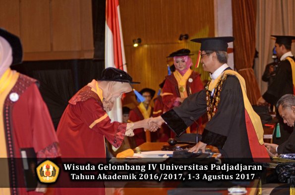 Wisuda Unpad Gel IV TA 2016_2017 Fakultas ISIP oleh  Rektor  051