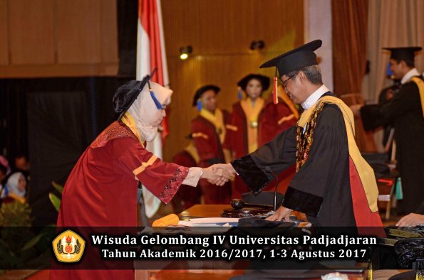 Wisuda Unpad Gel IV TA 2016_2017 Fakultas ISIP oleh  Rektor  095