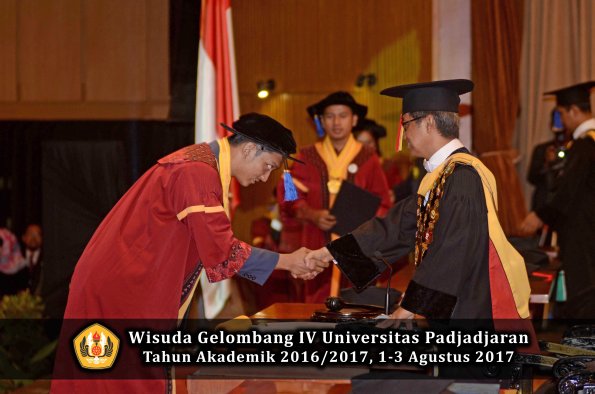 Wisuda Unpad Gel IV TA 2016_2017 Fakultas ISIP oleh  Rektor  135