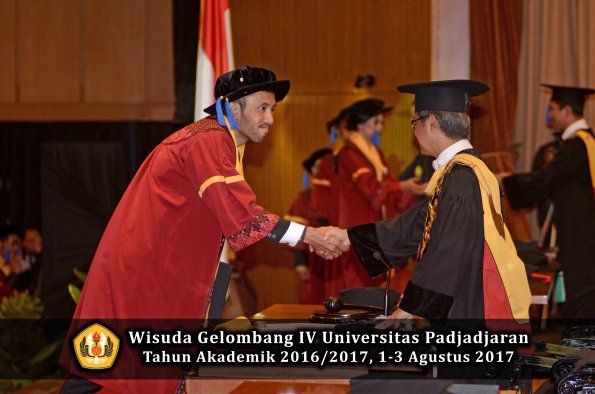 Wisuda Unpad Gel IV TA 2016_2017 Fakultas ISIP oleh  Rektor  139