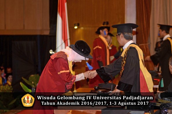 Wisuda Unpad Gel IV TA 2016_2017 Fakultas ISIP oleh  Rektor  165
