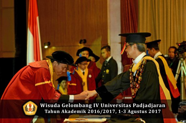 Wisuda Unpad Gel IV TA 2016_2017 Fakultas ISIP oleh  Rektor  168