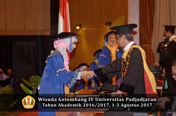 Wisuda Unpad Gel IV TA 2016_2017 Fakultas ISIP oleh  Rektor  184
