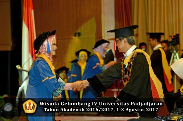 Wisuda Unpad Gel IV TA 2016_2017 Fakultas ISIP oleh  Rektor  219
