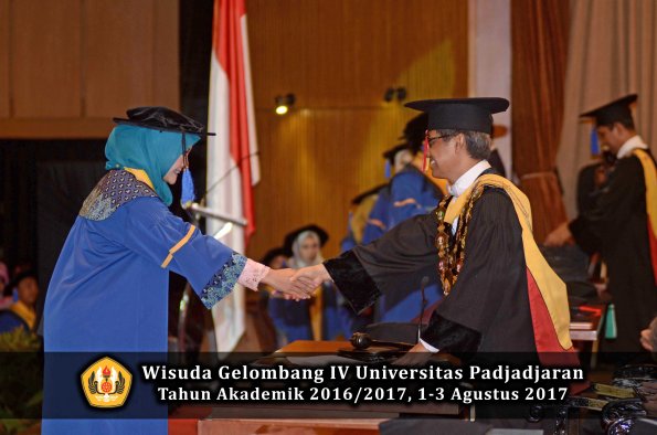 Wisuda Unpad Gel IV TA 2016_2017 Fakultas ISIP oleh  Rektor  222