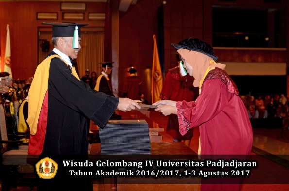 Wisuda Unpad Gel IV TA 2016_2017 Fakultas PERTANIAN oleh Dekan 013