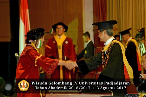 Wisuda Unpad Gel IV TA 2016_2017 Fakultas PERTANIAN oleh  Rektor 004