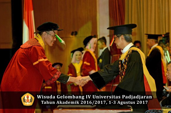 Wisuda Unpad Gel IV TA 2016_2017 Fakultas PERTANIAN oleh  Rektor 005