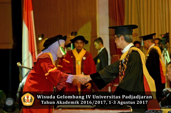 Wisuda Unpad Gel IV TA 2016_2017 Fakultas PERTANIAN oleh  Rektor 010