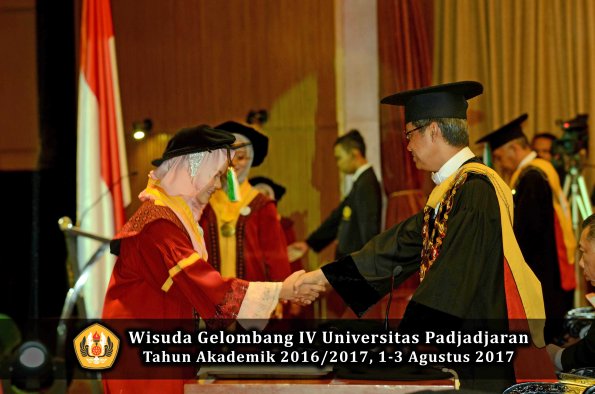 Wisuda Unpad Gel IV TA 2016_2017 Fakultas PERTANIAN oleh  Rektor 014