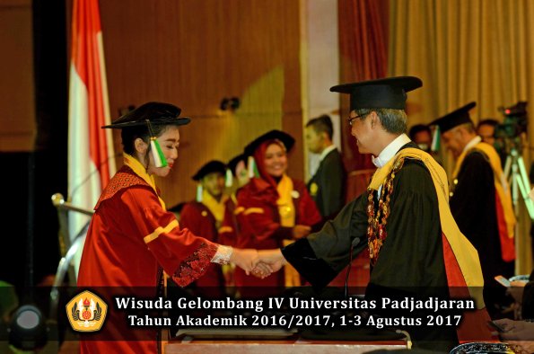Wisuda Unpad Gel IV TA 2016_2017 Fakultas PERTANIAN oleh  Rektor 042