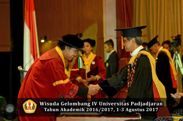 Wisuda Unpad Gel IV TA 2016_2017 Fakultas PERTANIAN oleh  Rektor 045