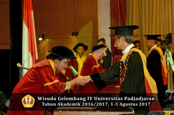 Wisuda Unpad Gel IV TA 2016_2017 Fakultas PERTANIAN oleh  Rektor 046