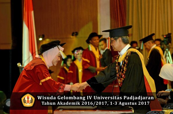 Wisuda Unpad Gel IV TA 2016_2017 Fakultas PERTANIAN oleh  Rektor 047