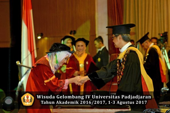 Wisuda Unpad Gel IV TA 2016_2017 Fakultas PERTANIAN oleh  Rektor 054