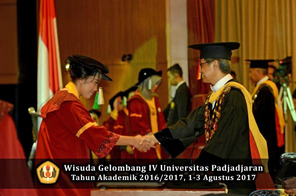 Wisuda Unpad Gel IV TA 2016_2017 Fakultas PERTANIAN oleh  Rektor 073