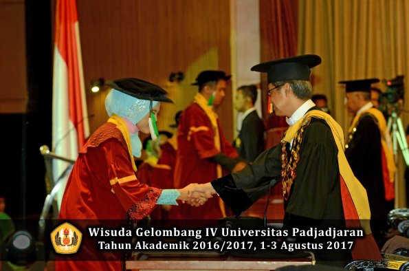 Wisuda Unpad Gel IV TA 2016_2017 Fakultas PERTANIAN oleh  Rektor 081