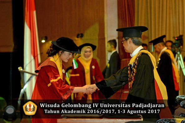 Wisuda Unpad Gel IV TA 2016_2017 Fakultas PERTANIAN oleh  Rektor 089