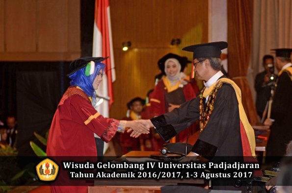 Wisuda Unpad Gel IV TA 2016_2017 Fakultas PERTANIAN oleh  Rektor 099