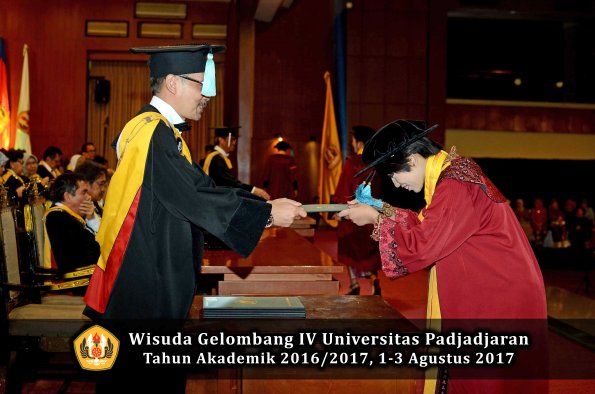 Wisuda Unpad Gel IV TA 2016_2017 Fakultas ILMU BUDAYA oleh  Dekan 092
