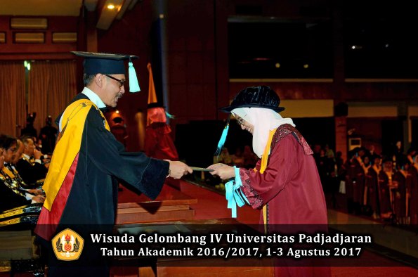Wisuda Unpad Gel IV TA 2016_2017 Fakultas ILMU BUDAYA oleh  Dekan 094