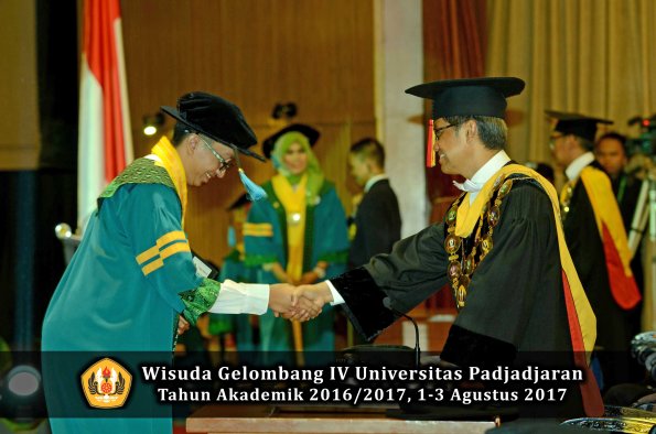 Wisuda Unpad Gel IV TA 2016_2017 Fakultas ILMU BUDAYA oleh  Rektor 005