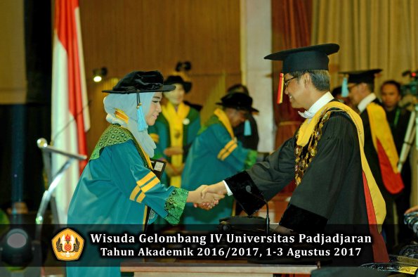 Wisuda Unpad Gel IV TA 2016_2017 Fakultas ILMU BUDAYA oleh  Rektor 015