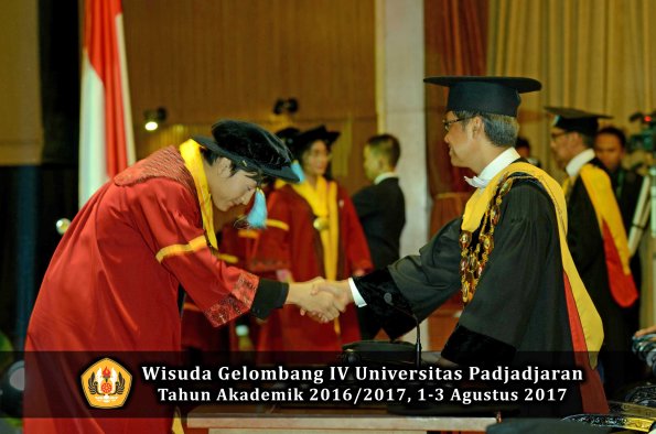 Wisuda Unpad Gel IV TA 2016_2017 Fakultas ILMU BUDAYA oleh  Rektor 027